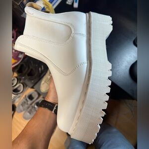 Dr martens V 2976 Quad Mono - Optical White
Size 8W